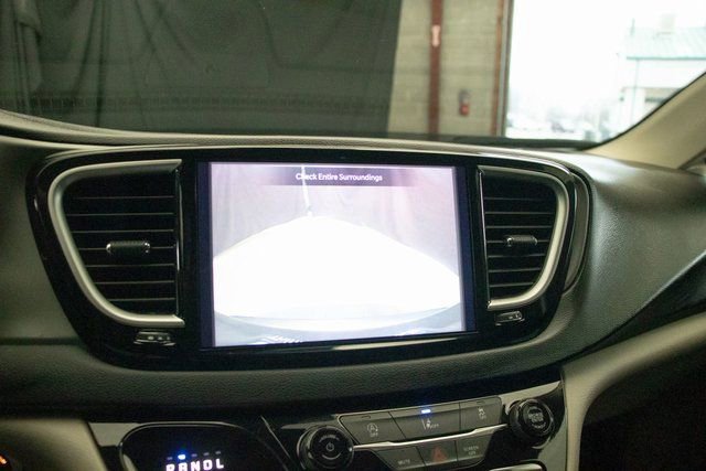 Used 2022 Chrysler Pacifica Touring-L image 34
