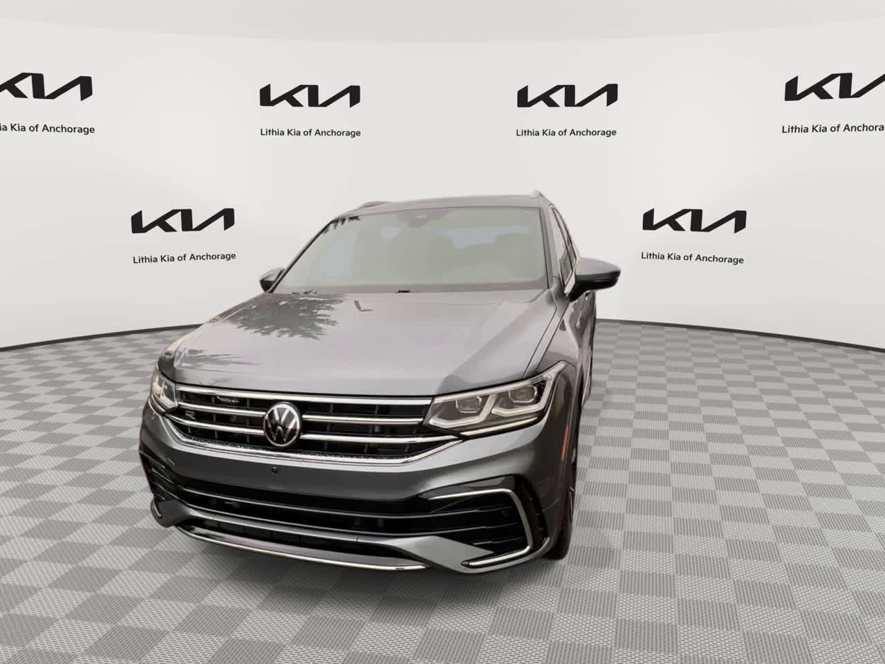 Used 2022 Volkswagen Tiguan SEL R-Line AWD/4WD image 4