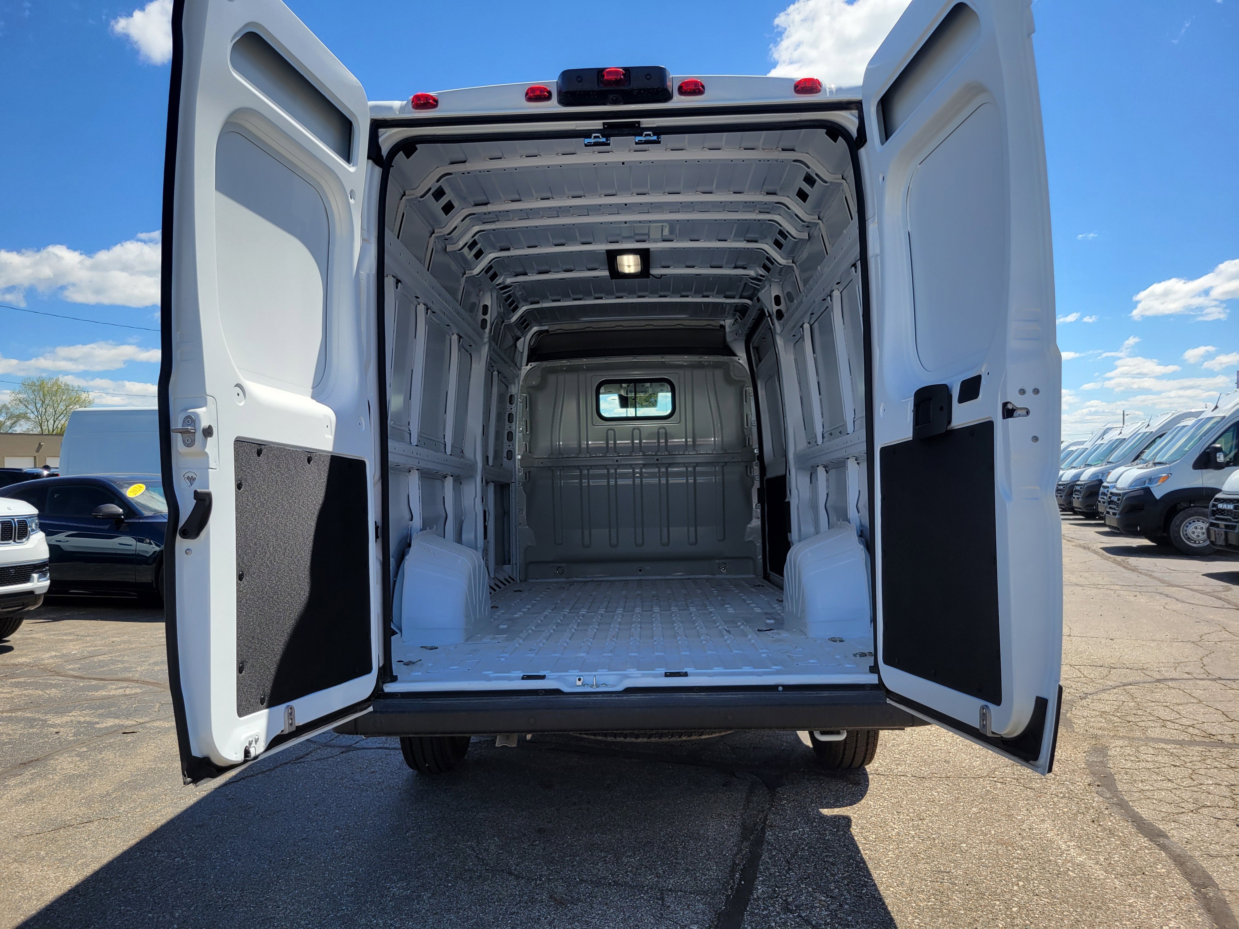 Used 2025 RAM ProMaster 3500 w/ Convenience Group FWD image 16