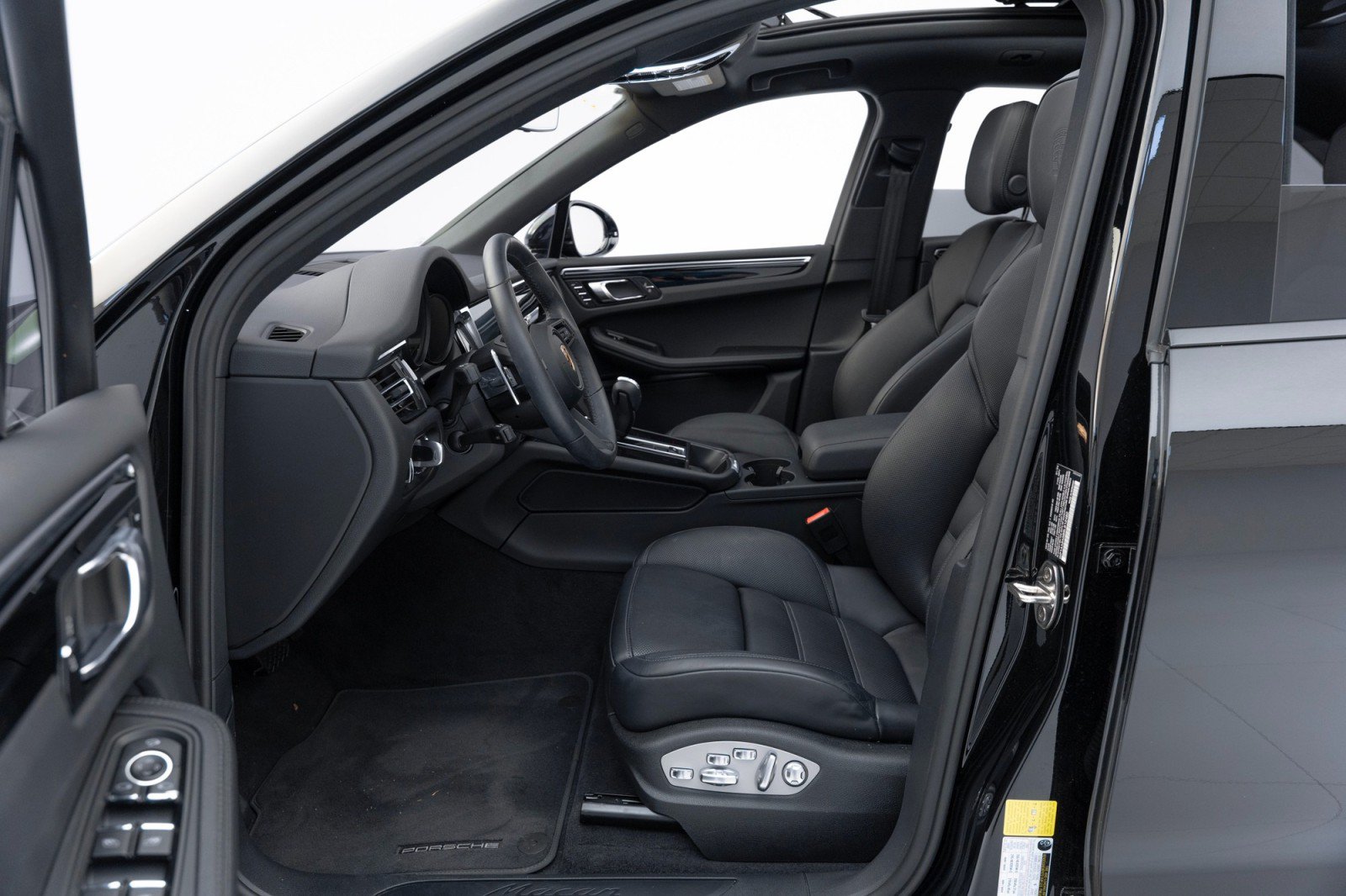 Certified 2024 Porsche Macan AWD/4WD image 14