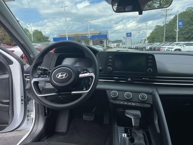 Certified 2024 Hyundai Elantra SE FWD image 13