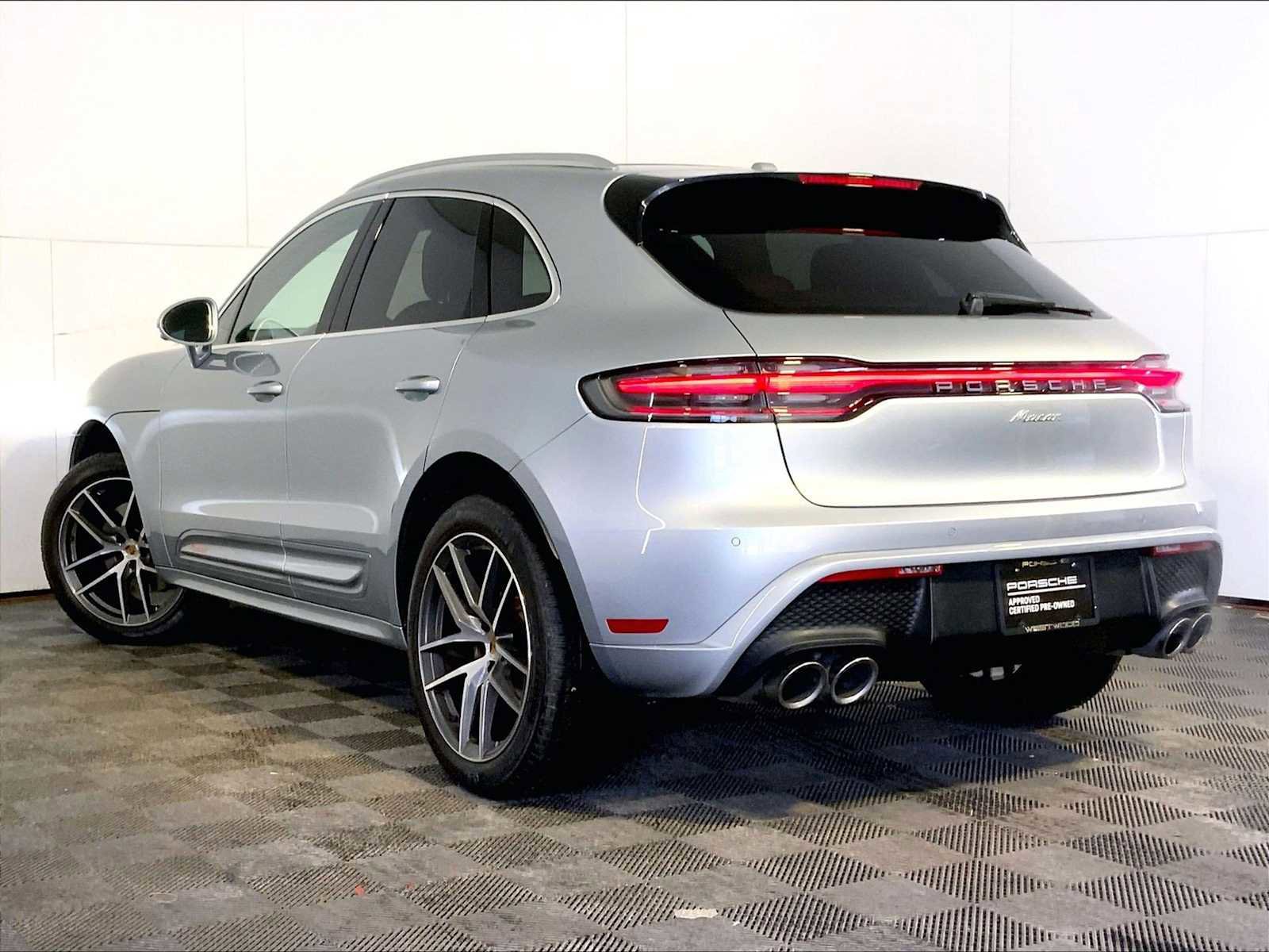 Certified 2023 Porsche Macan image 3