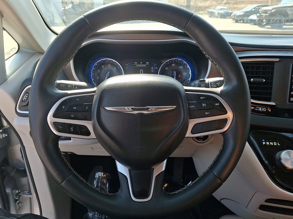 Used 2023 Chrysler Voyager LX image 21