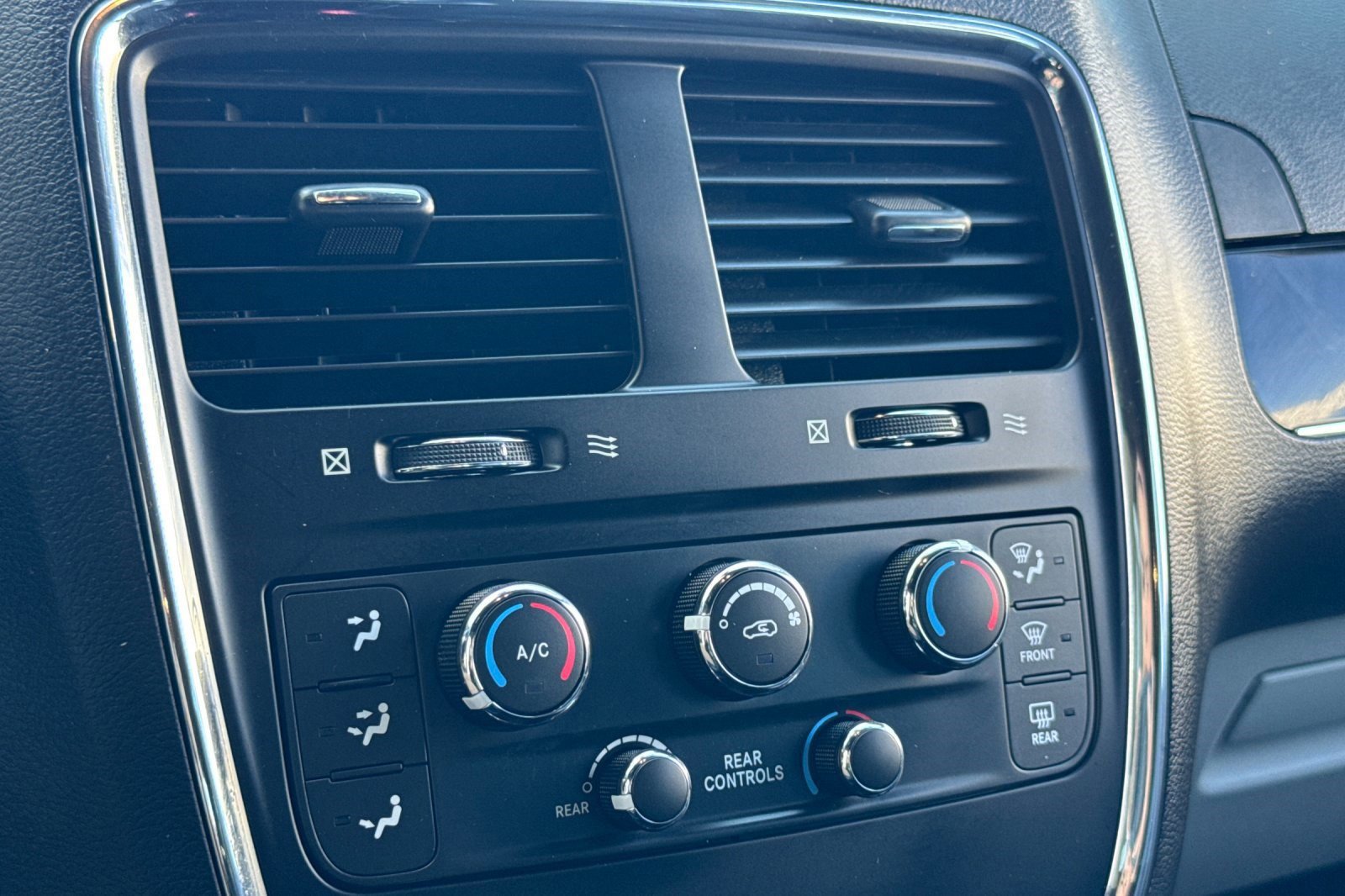 Used 2019 Dodge Grand Caravan SXT image 25