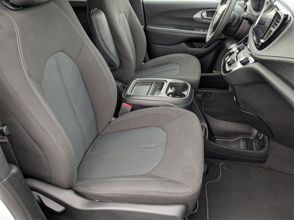 Used 2023 Chrysler Pacifica Touring image 40