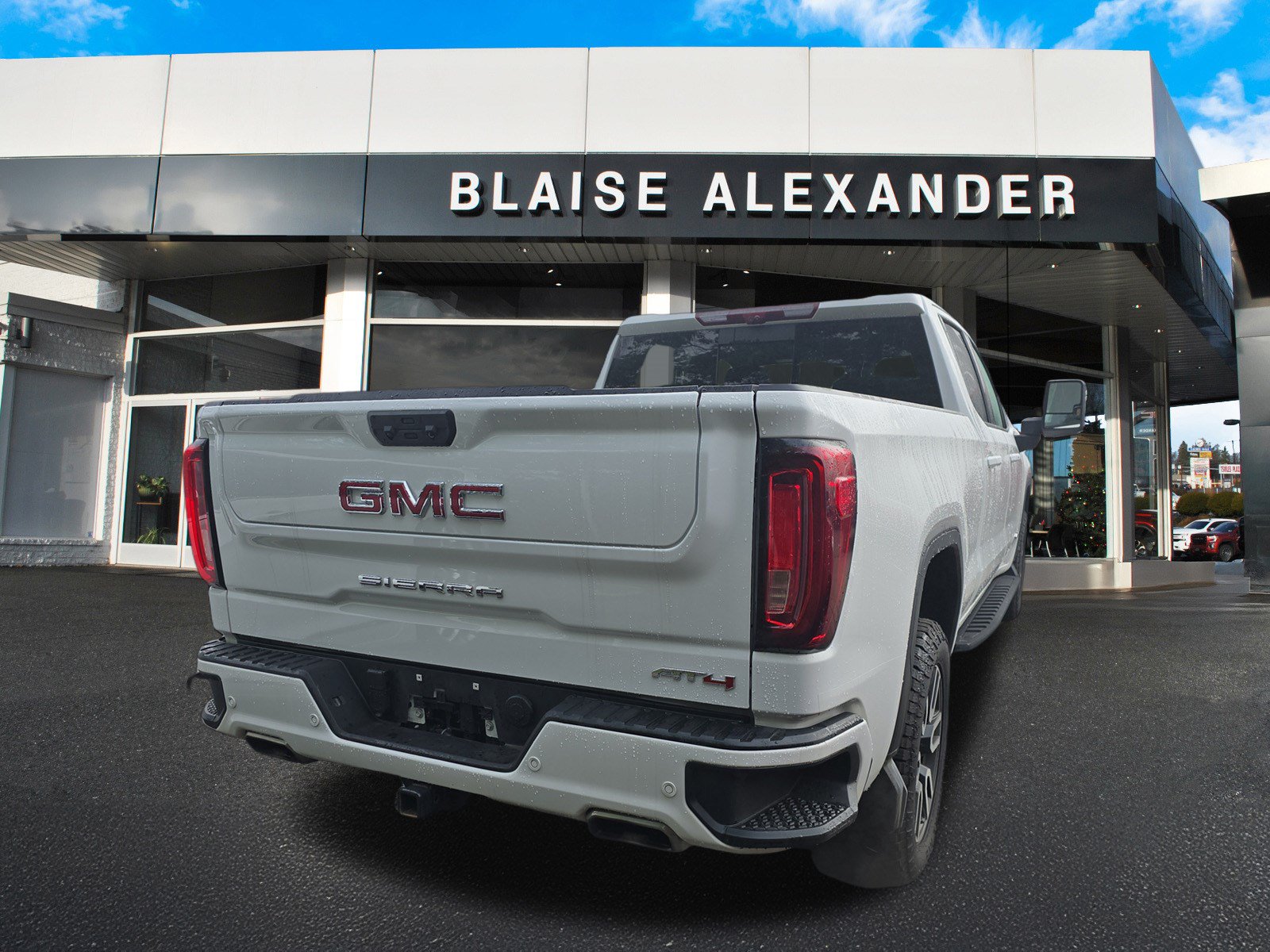 Used 2024 GMC Sierra 1500 AT4 w/ Technology Package AWD/4WD image 3