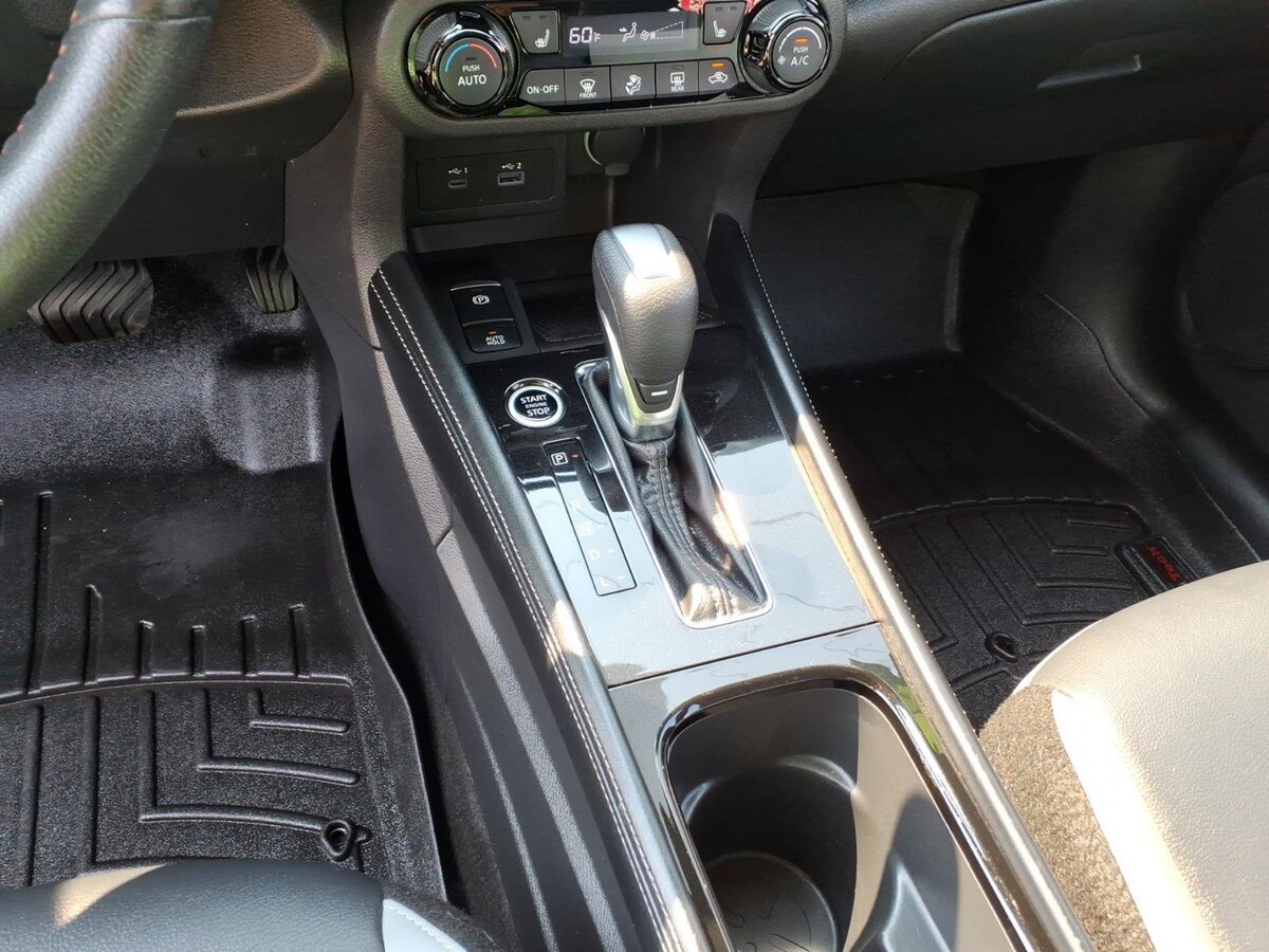 Used 2024 Nissan Kicks SR w/ SR Premium Package FWD image 12