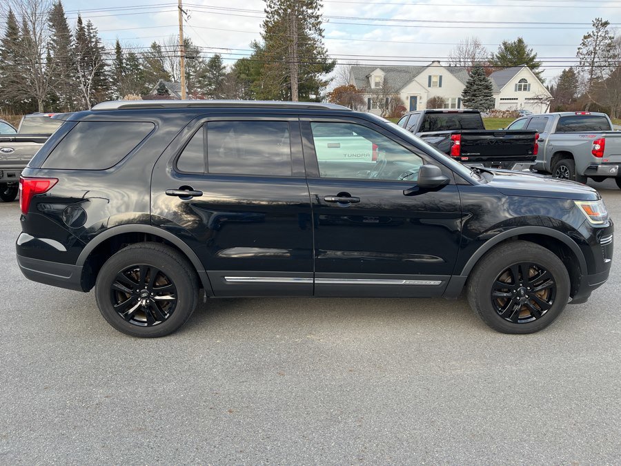 Used 2018 Ford Explorer XLT image 2
