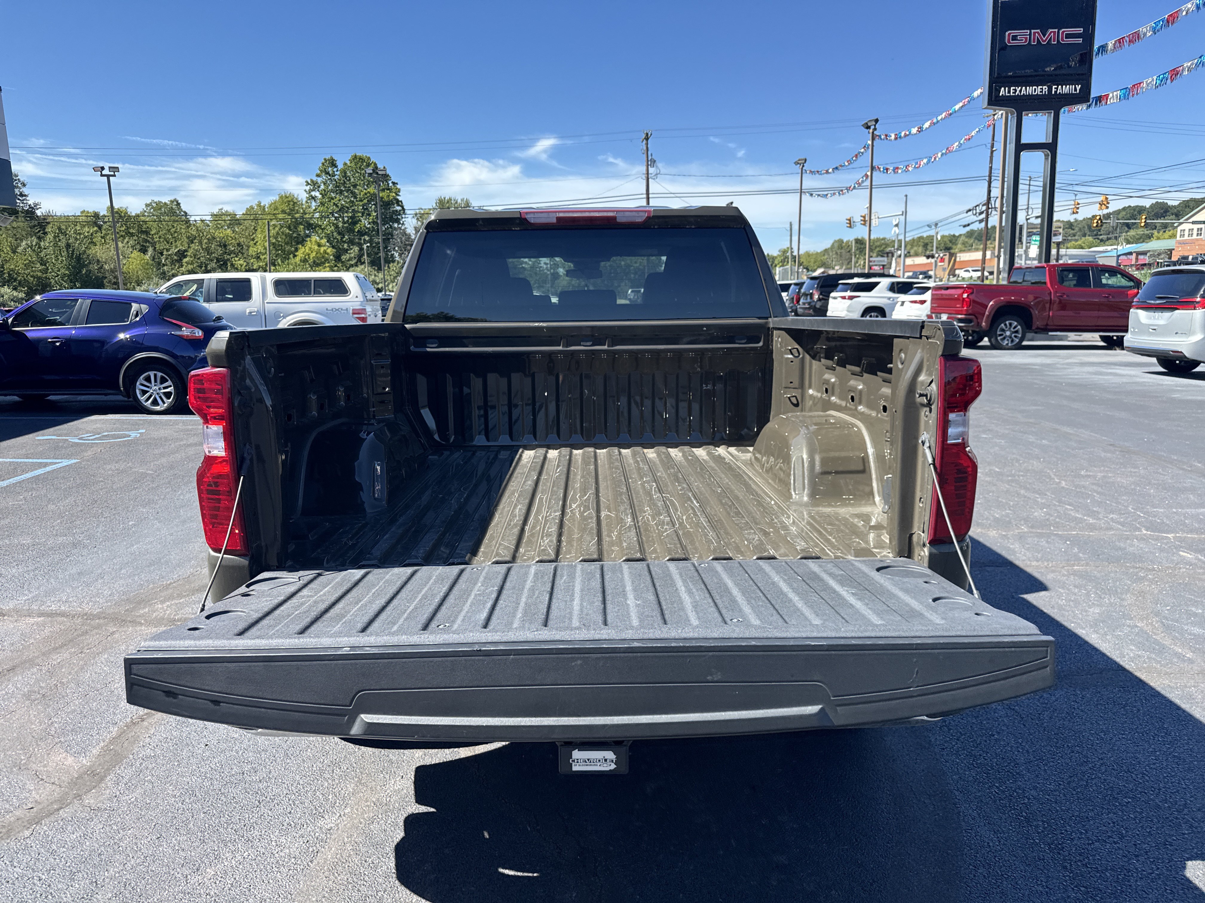 Used 2023 Chevrolet Silverado 1500 LT AWD/4WD image 5