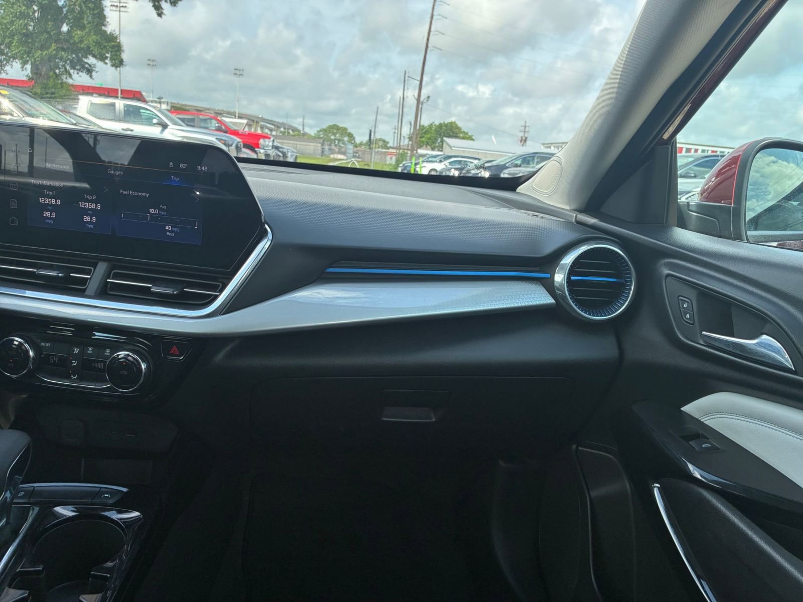 Used 2025 Chevrolet Trax LT FWD image 30