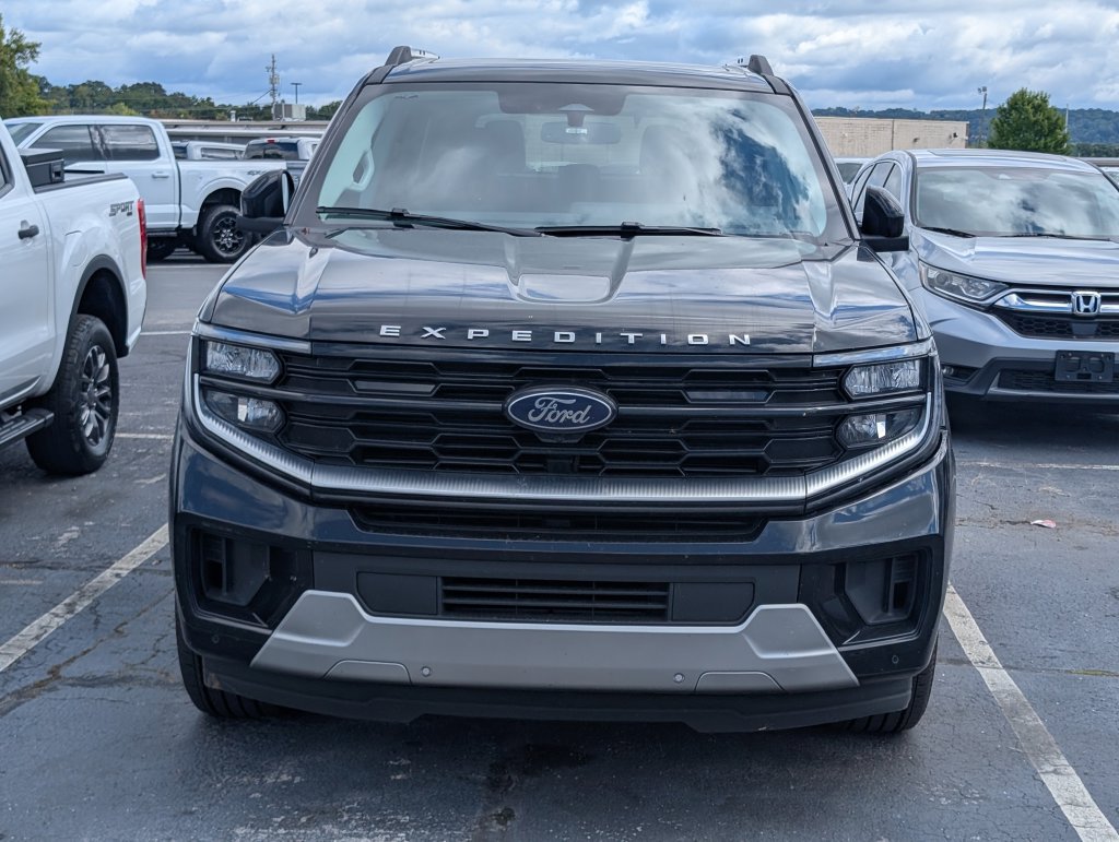 Used 2026 Ford Expedition Platinum w/ Driver's Package AWD/4WD image 5