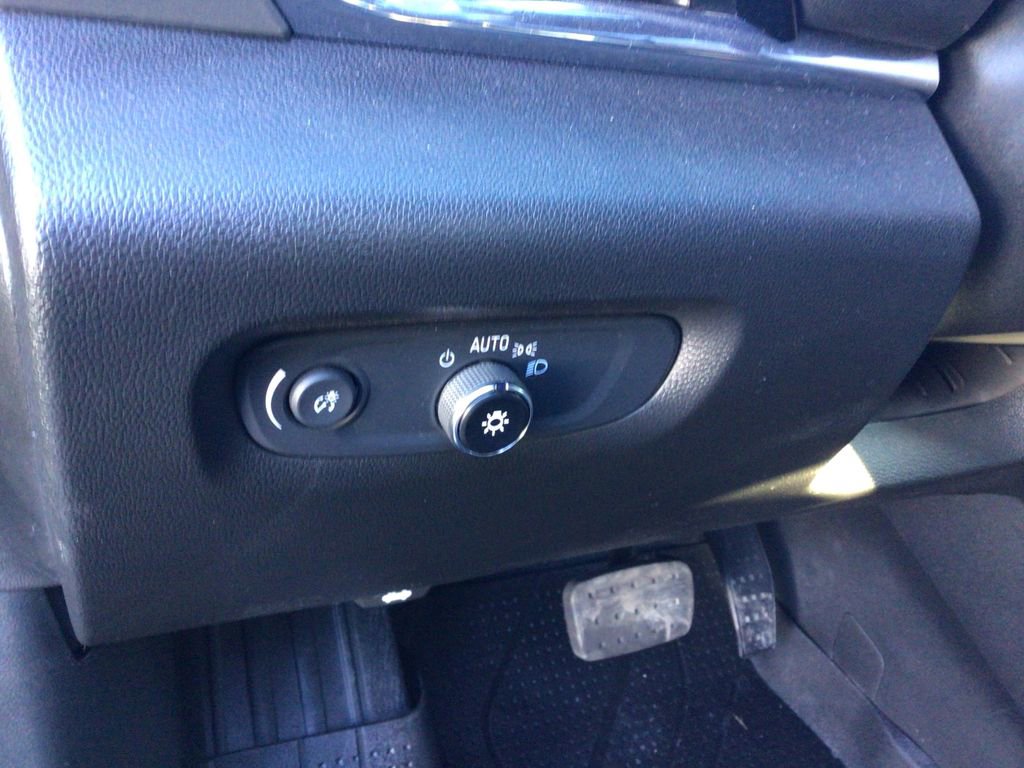 Used 2023 Chevrolet Traverse LT image 18