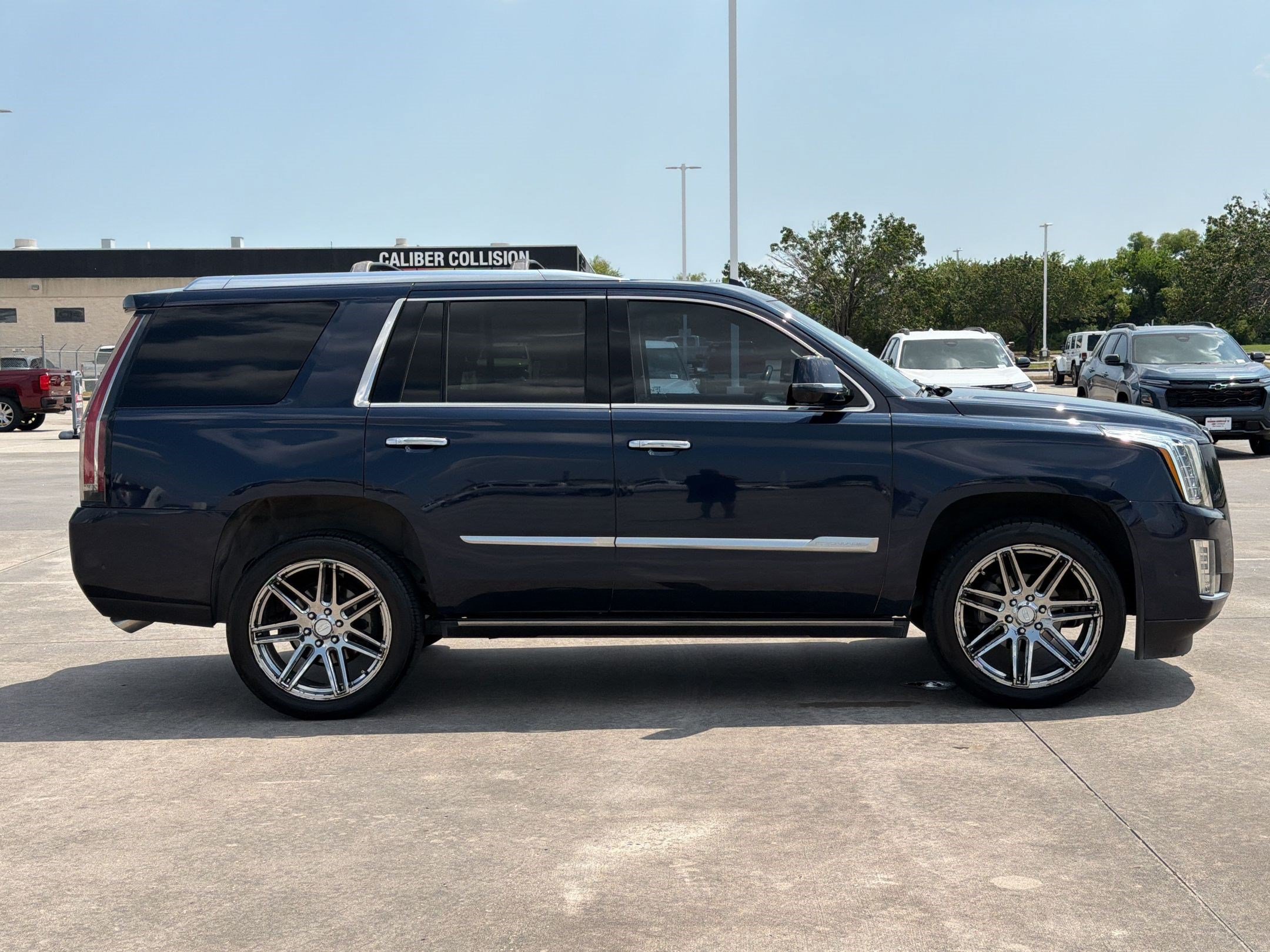 Used 2018 Cadillac Escalade Premium Luxury RWD image 8