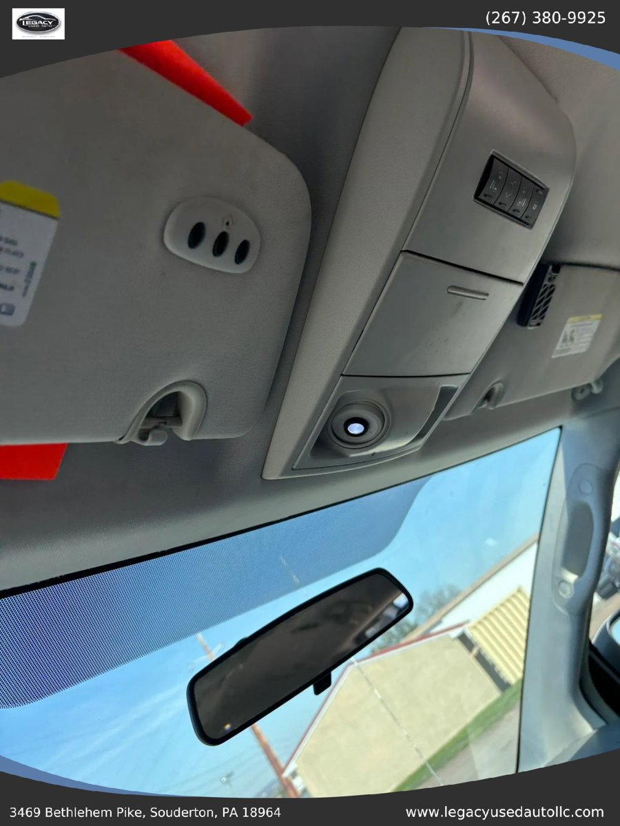 Used 2010 Chrysler Town & Country Touring FWD image 27
