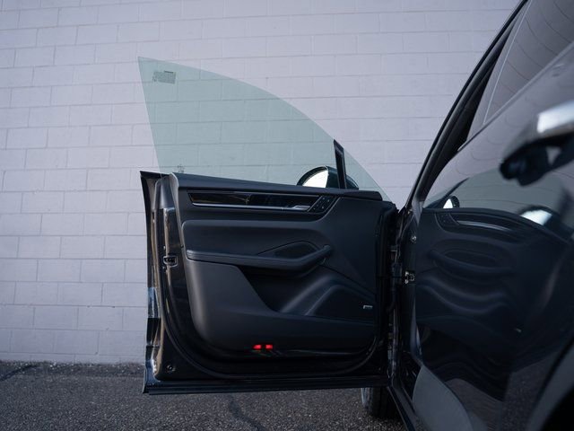 New 2026 Porsche Macan 4 Electric image 16