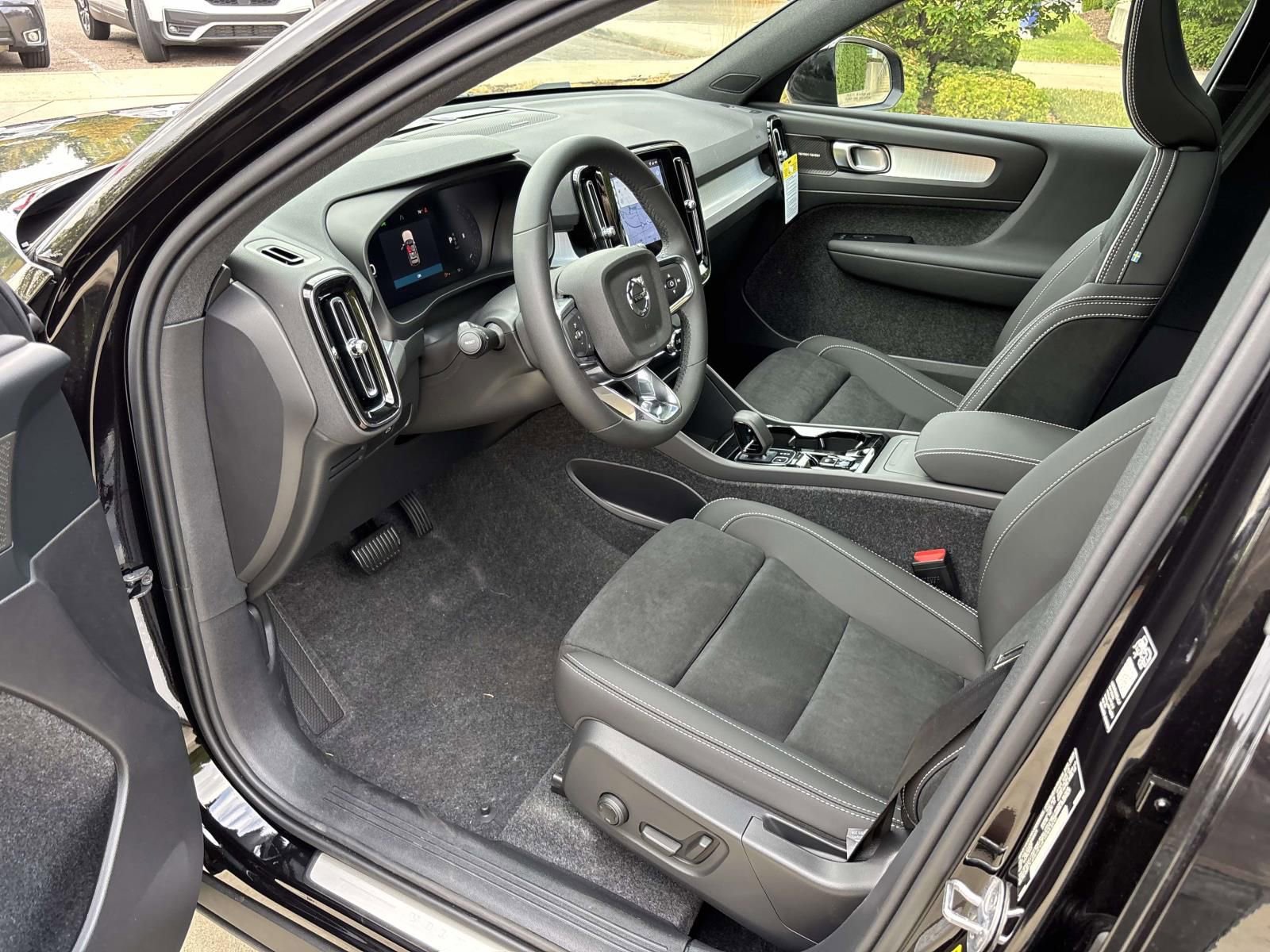 New 2026 Volvo XC40 B5 Ultra w/ Protection Package Premier image 24