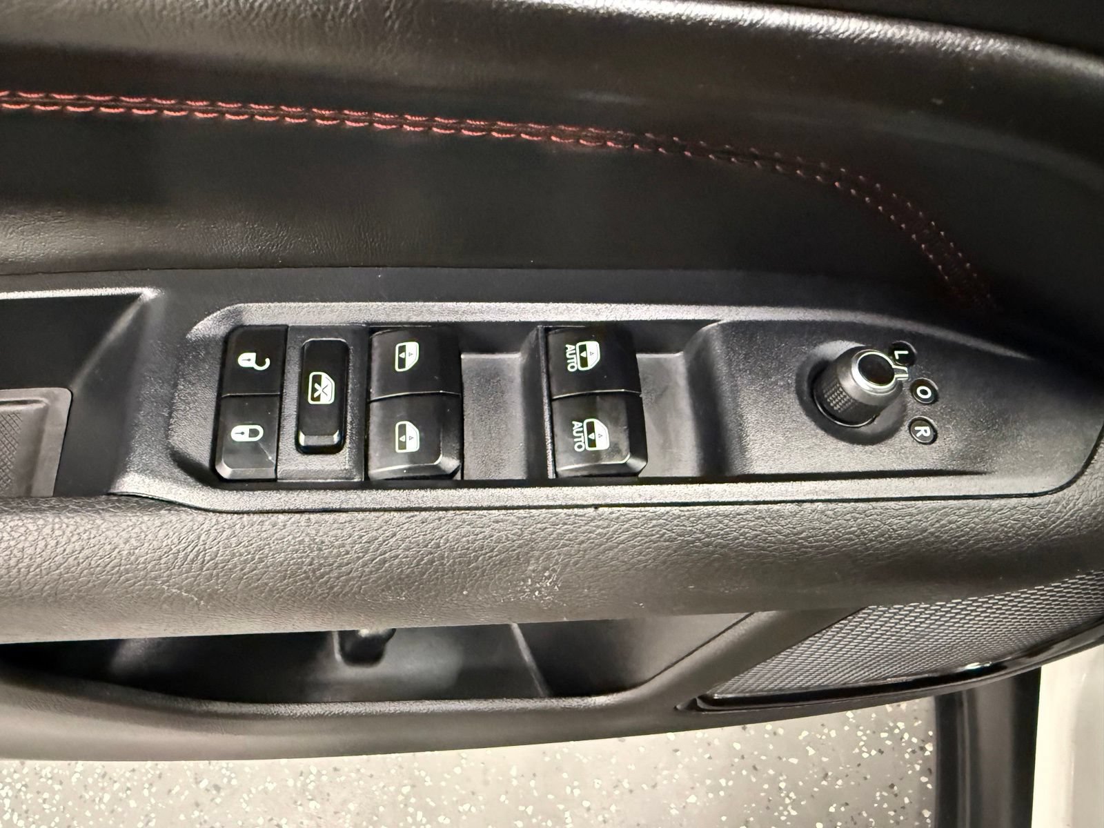 Used 2025 Jeep Compass Trailhawk AWD/4WD image 10