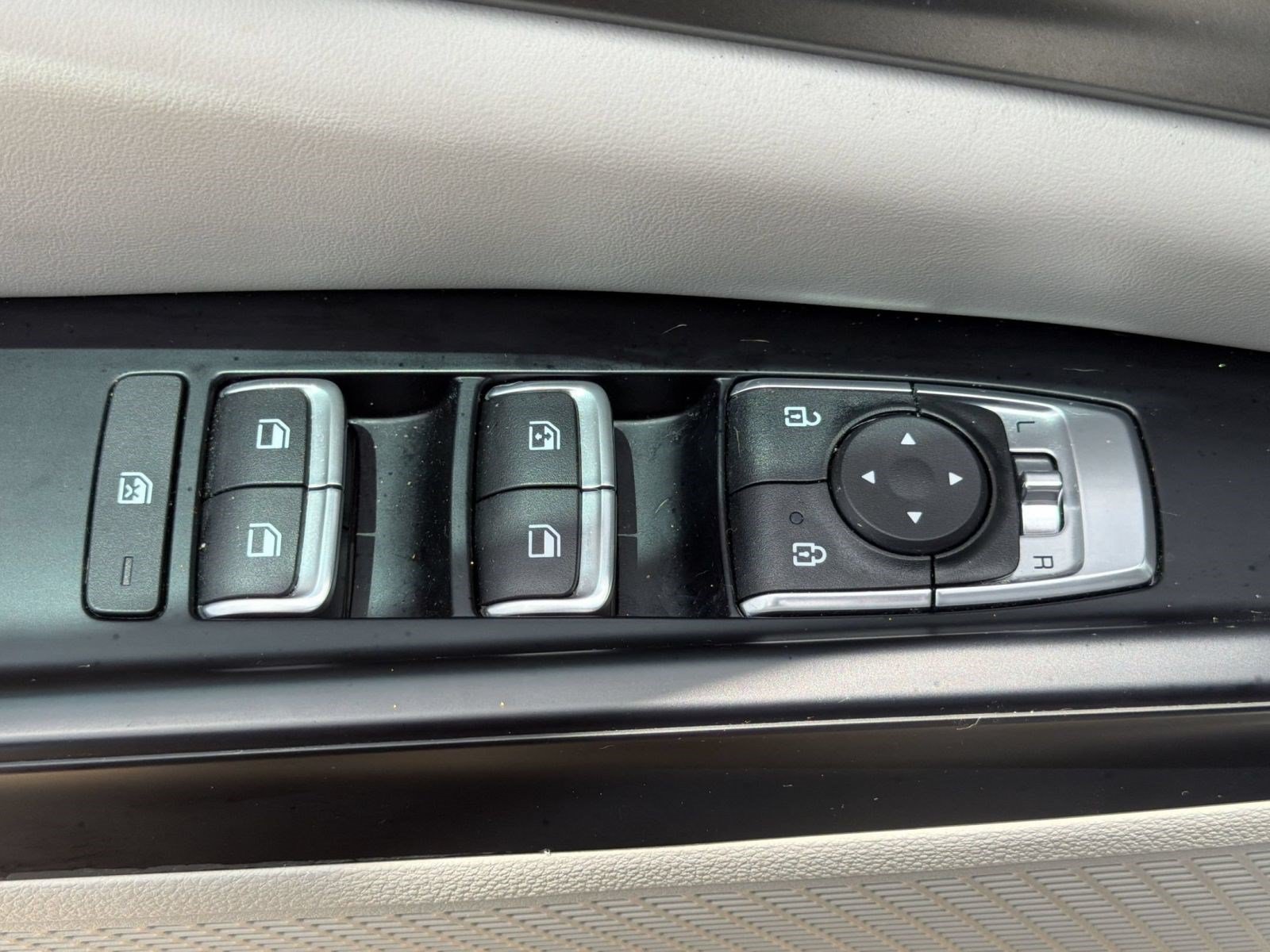 Used 2023 Kia Carnival LX FWD image 12