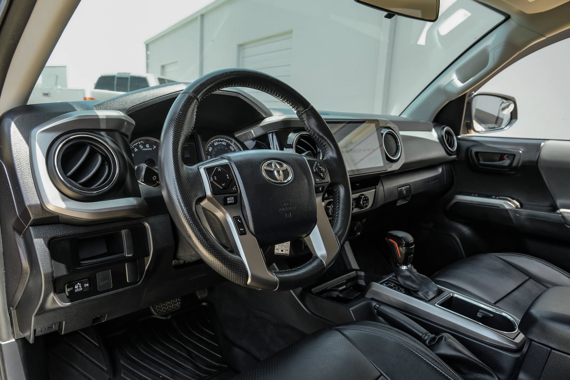 Used 2017 Toyota Tacoma SR5 RWD image 3