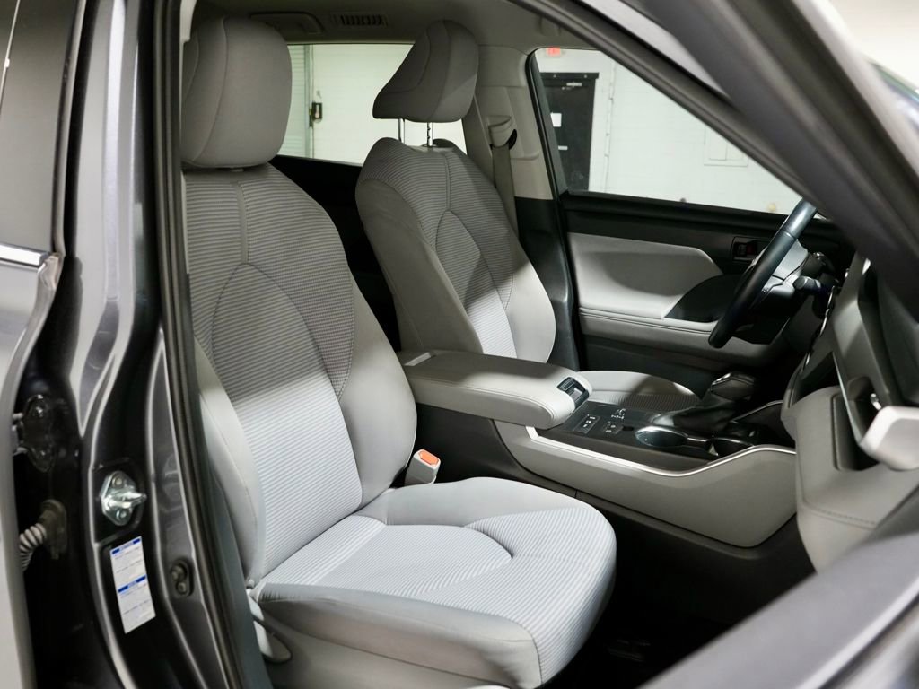 Used 2021 Toyota Highlander LE image 22