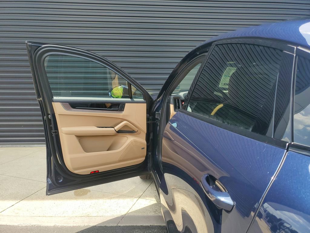 Certified 2025 Porsche Cayenne Coupe image 6