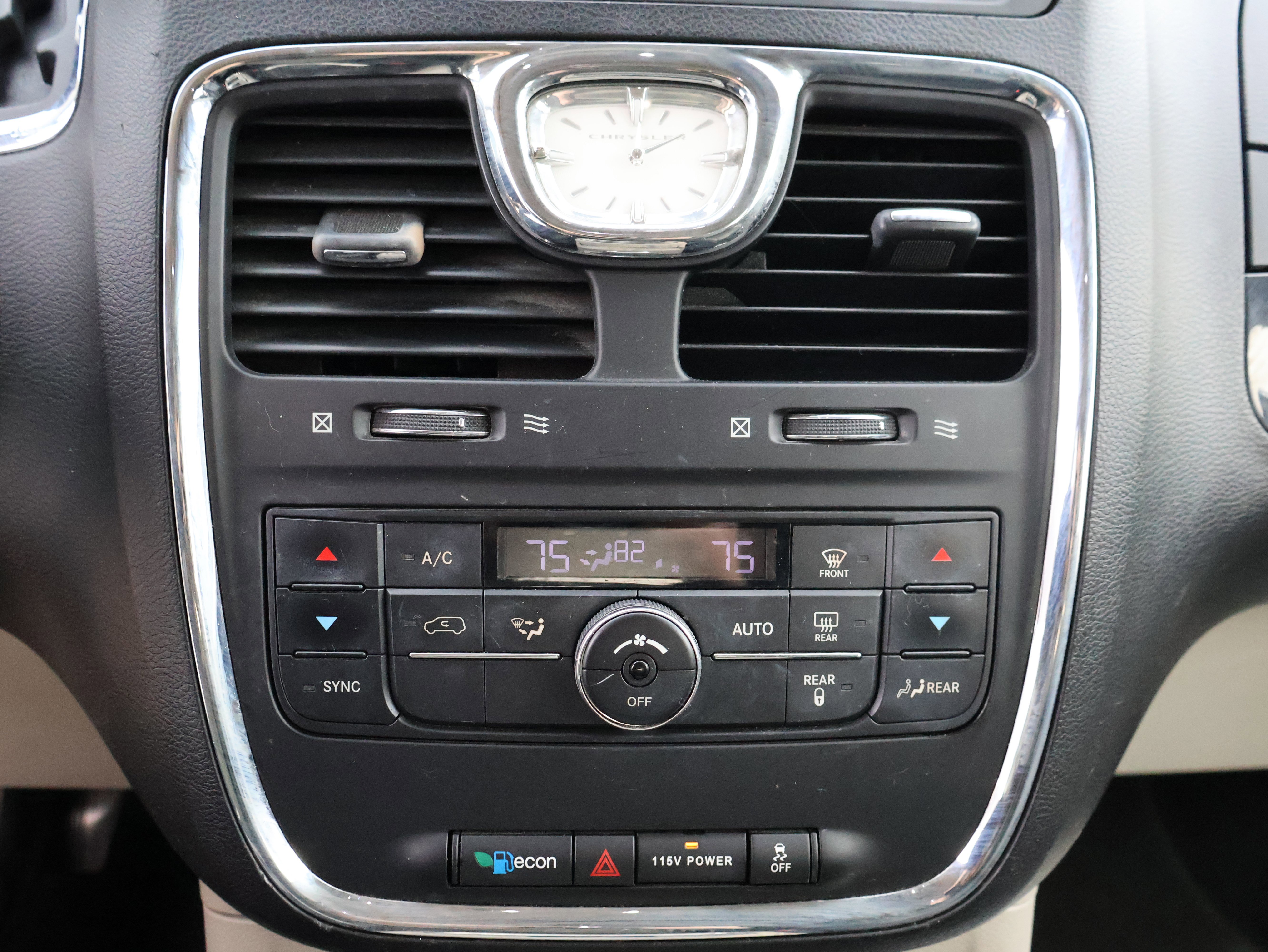 Used 2014 Chrysler Town & Country Touring image 21