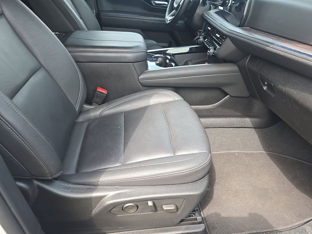 Used 2025 Chevrolet Suburban Z71 AWD/4WD image 8