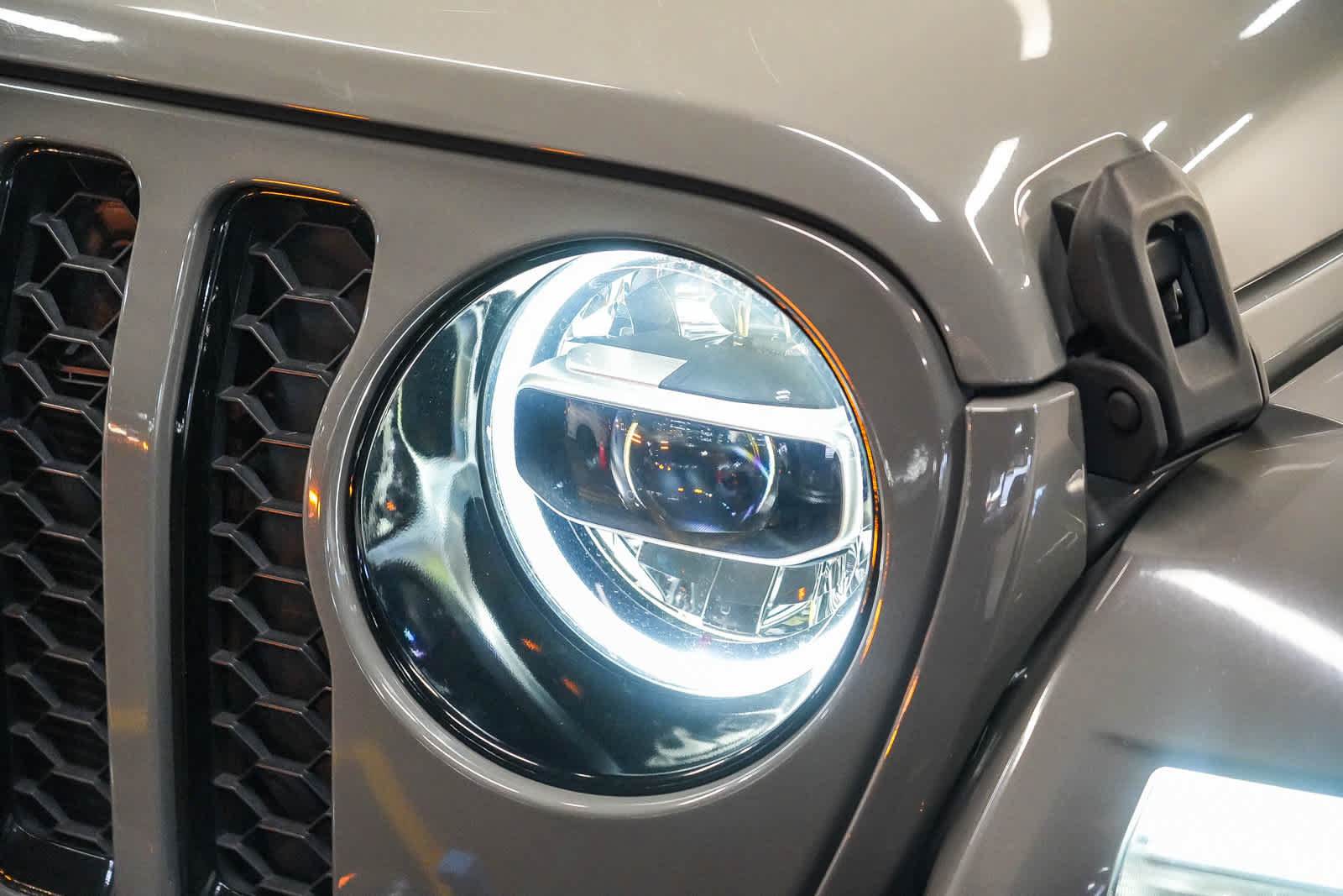 Used 2022 Jeep Wrangler Unlimited Sahara AWD/4WD image 2