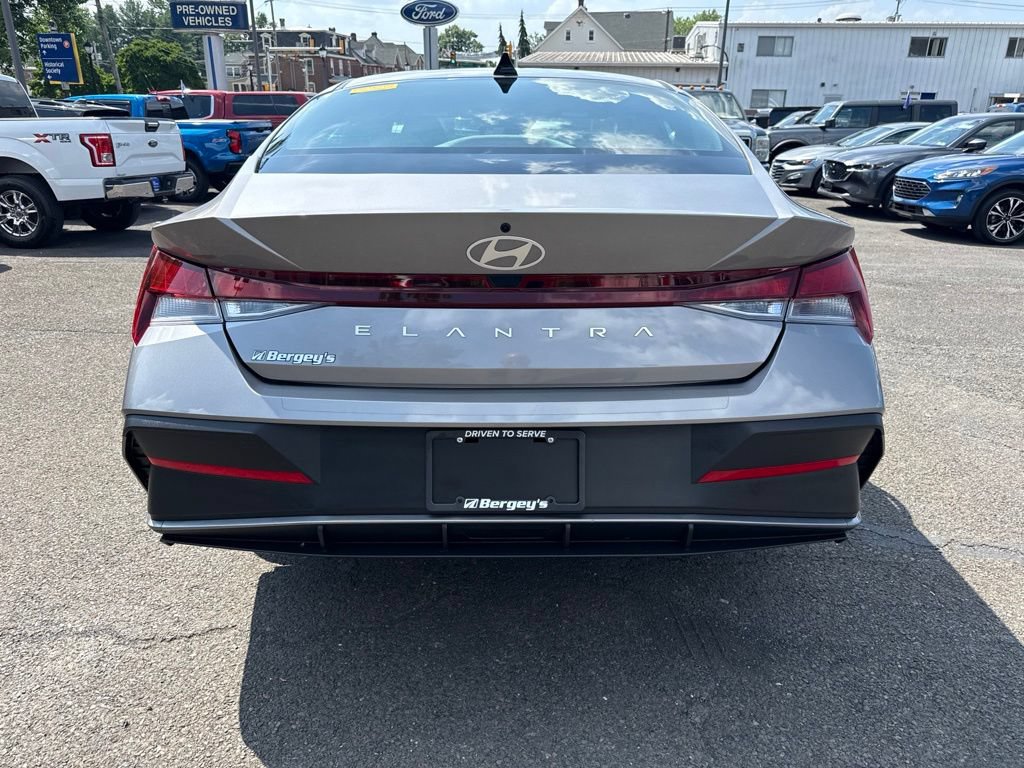 Used 2024 Hyundai Elantra SE FWD image 6