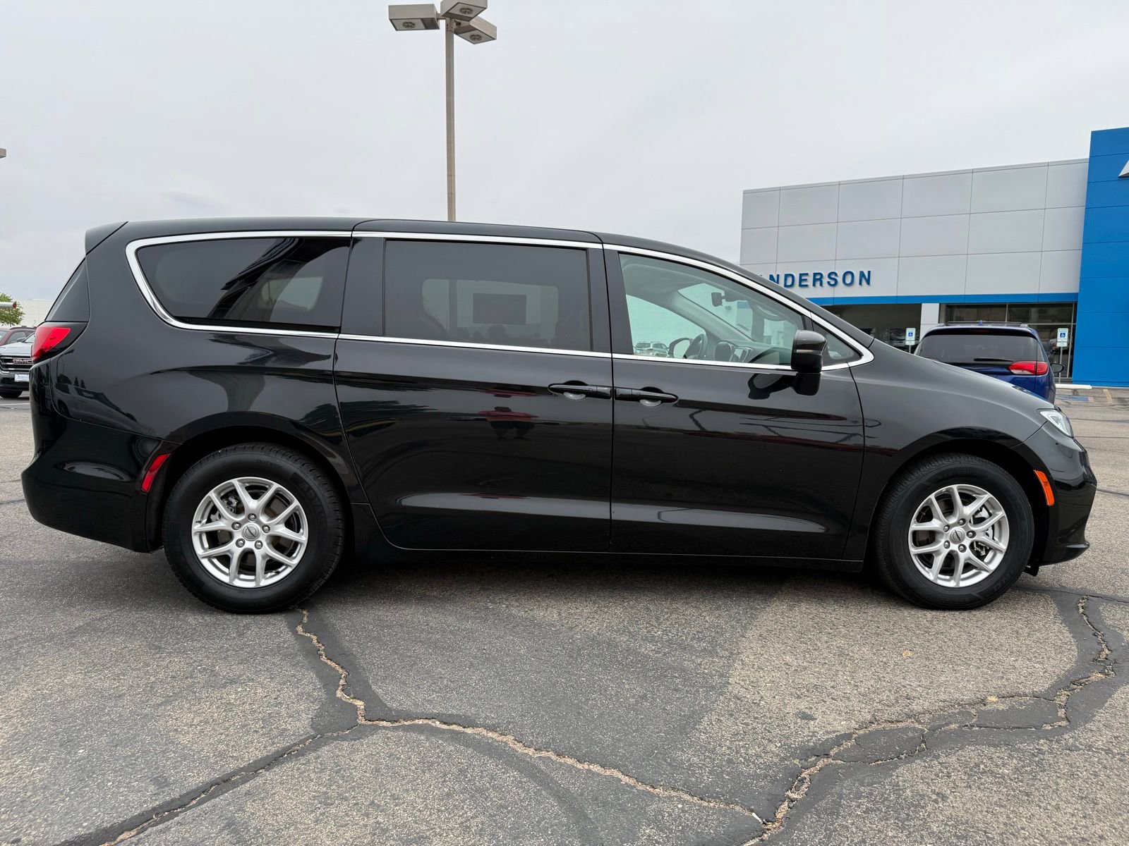 Used 2023 Chrysler Pacifica Touring-L image 4