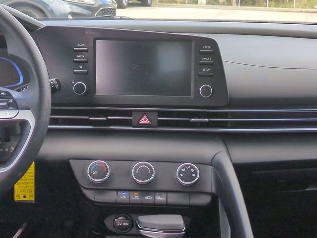 Used 2024 Hyundai Elantra SE image 17