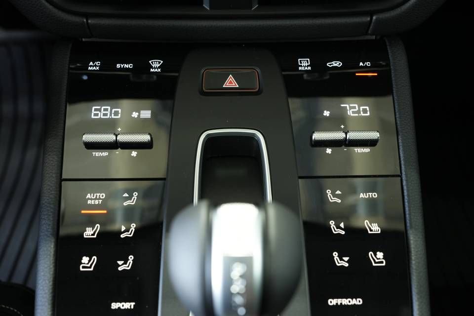 Certified 2025 Porsche Macan AWD/4WD image 21