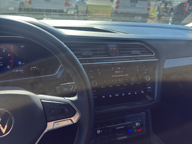 Used 2024 Volkswagen Tiguan SE image 33