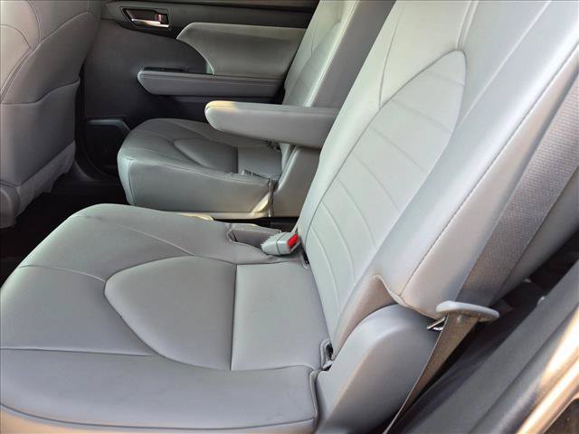 Used 2022 Toyota Highlander XLE FWD image 18