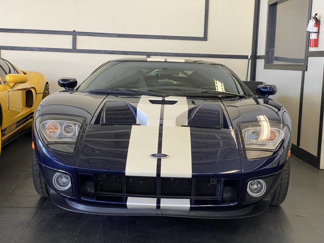 Used 2006 Ford GT RWD image 2
