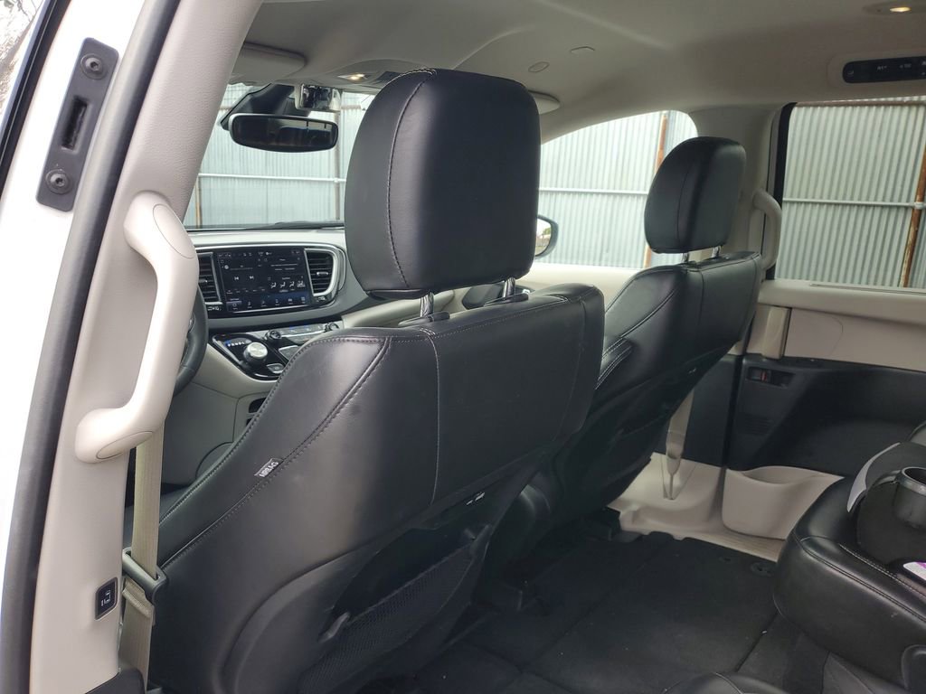 Used 2023 Chrysler Pacifica Touring-L FWD image 11