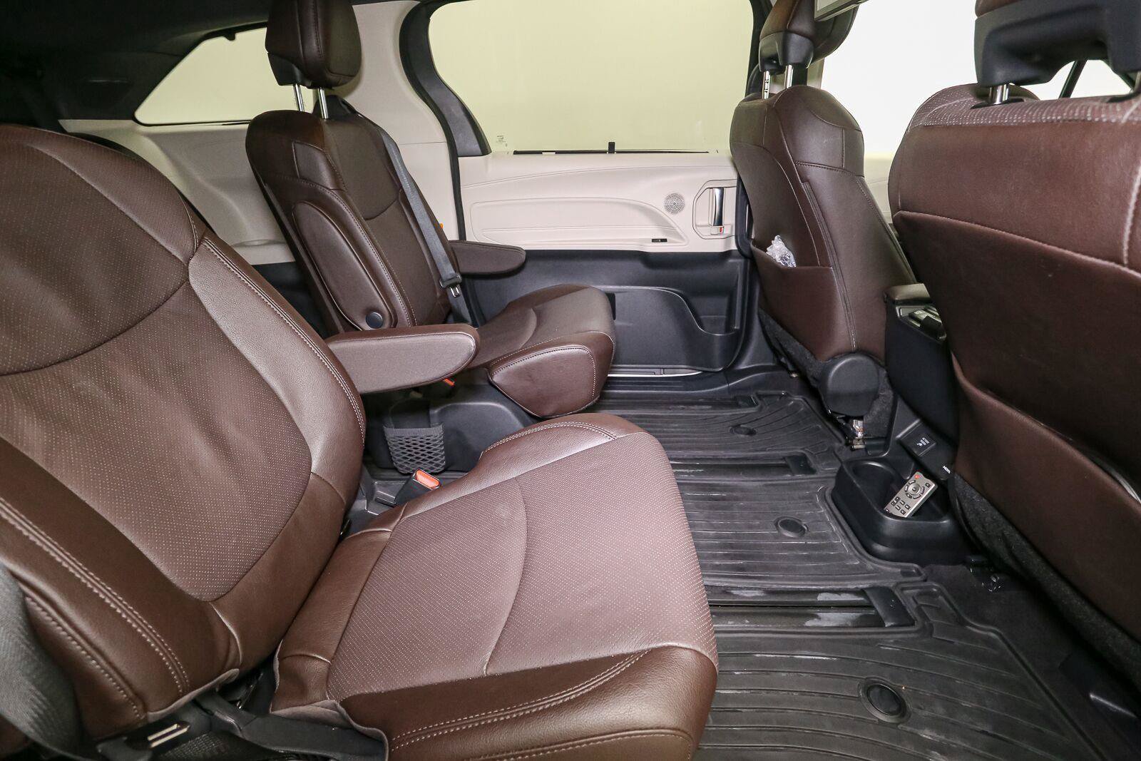 Used 2023 Toyota Sienna Platinum AWD/4WD image 23