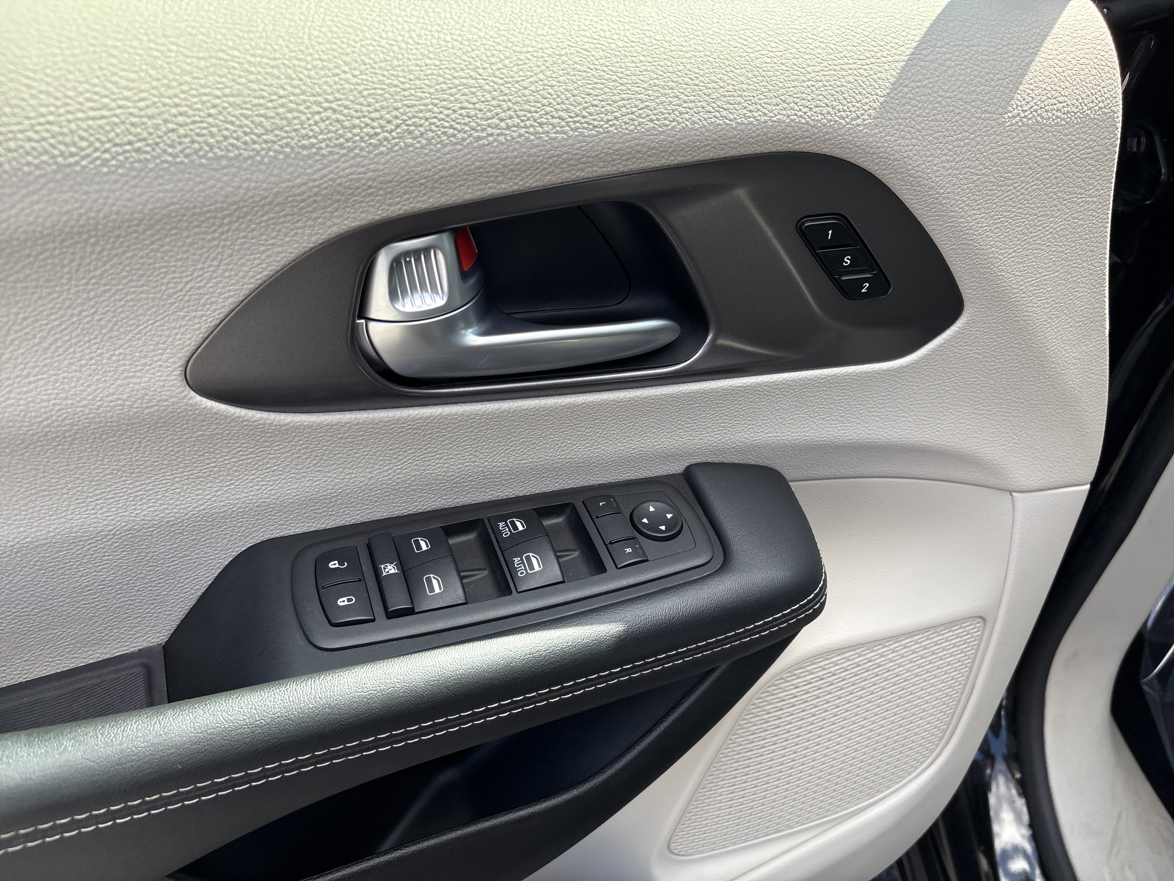 Used 2023 Chrysler Pacifica Touring-L FWD image 16