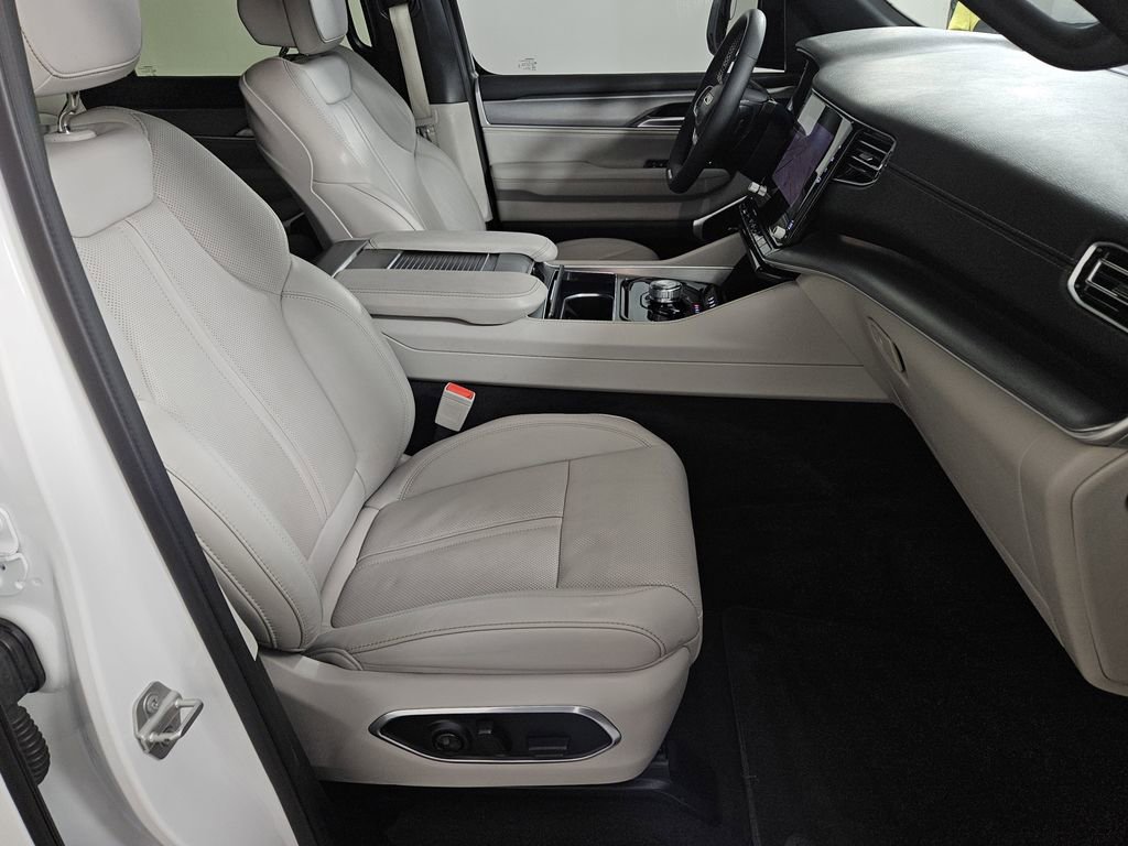 Used 2025 Jeep Wagoneer 2WD image 31