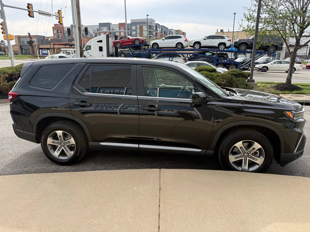 Used 2025 Honda Pilot EX-L image 4