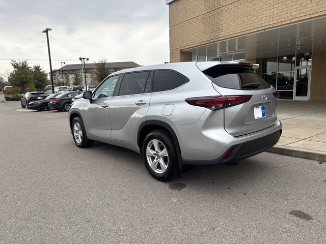 Used 2024 Toyota Highlander LE image 2