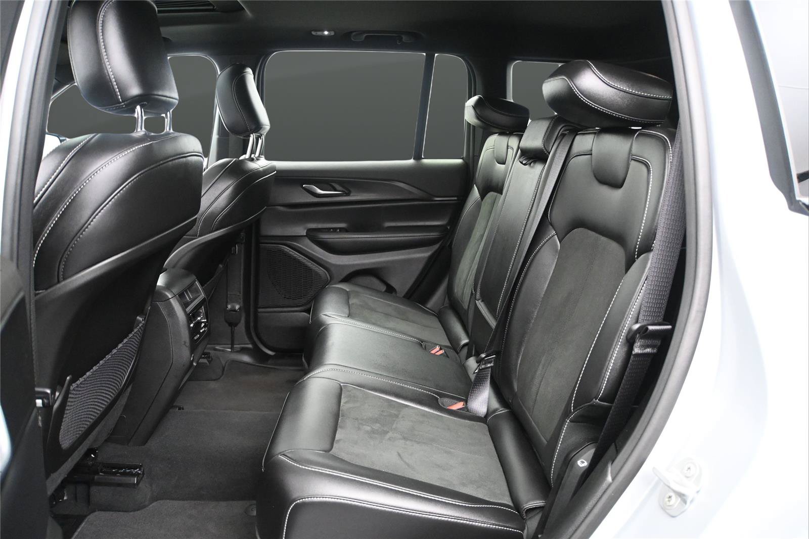Used 2025 Jeep Grand Cherokee Altitude AWD/4WD image 10