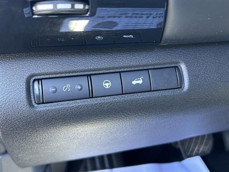 Used 2025 Nissan Pathfinder SV image 12