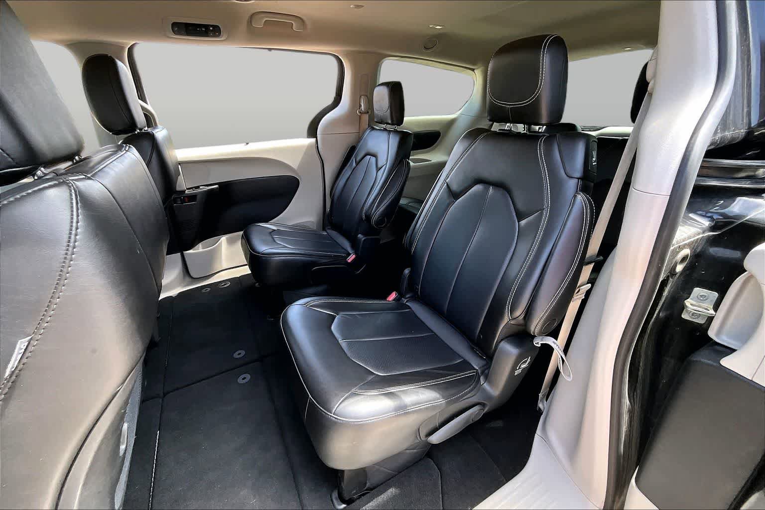 Used 2023 Chrysler Pacifica Touring-L FWD image 18