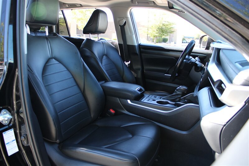 Used 2021 Toyota Highlander XLE AWD/4WD image 23