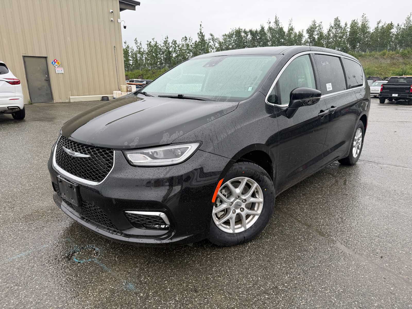 Used 2023 Chrysler Pacifica Touring-L FWD image 1