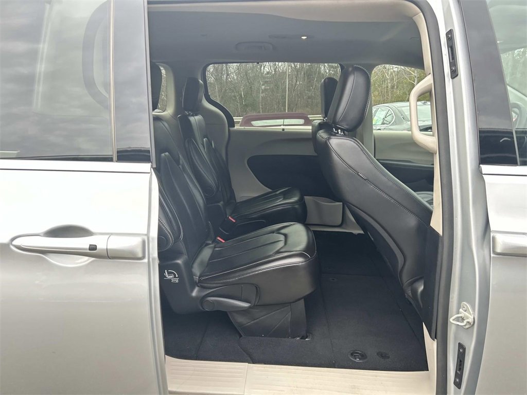 Used 2023 Chrysler Pacifica Touring-L image 15