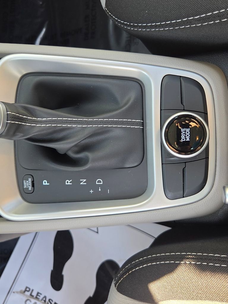 Used 2025 Hyundai Venue SEL image 19