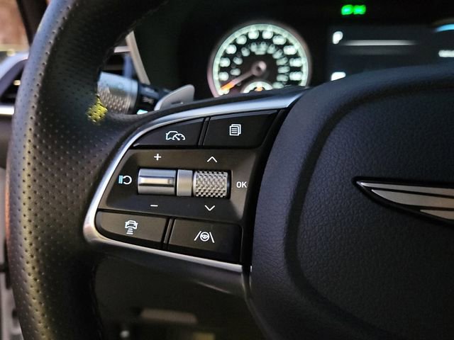 Used 2025 Genesis G70 2.5T image 25