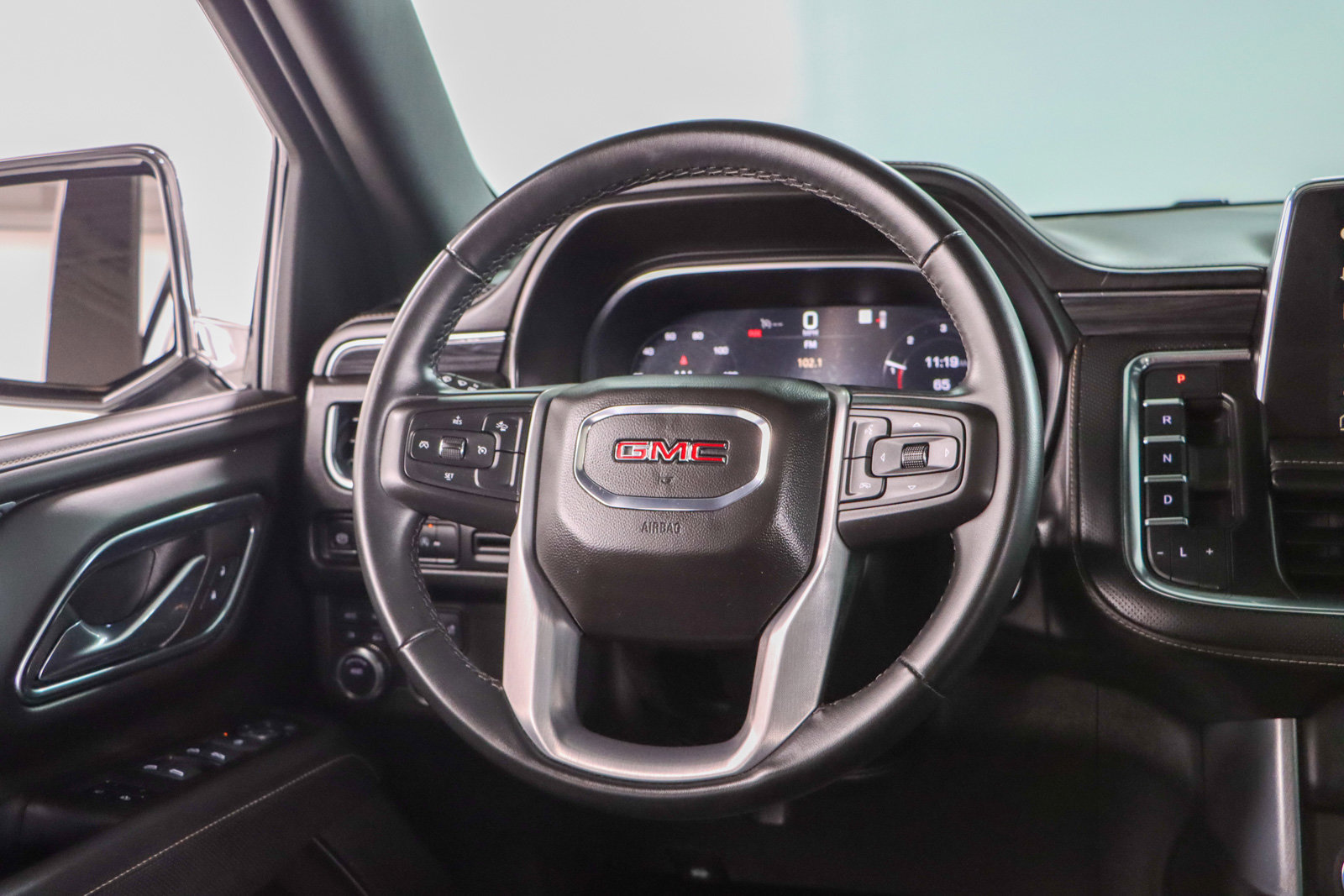 Used 2023 GMC Yukon SLT image 13